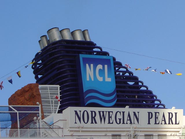 Cruiseschip ms Norwegian Pearl van Norwegian Cruise Lines aan de Cruise Terminal Rotterdam